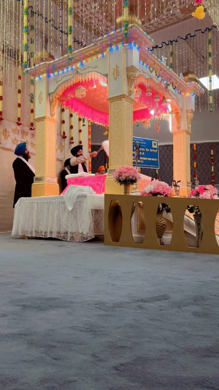 Side-angle image of the decorated platform and attendants.