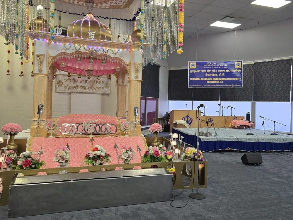 Wide shot of the decorated palki and full front stage area.